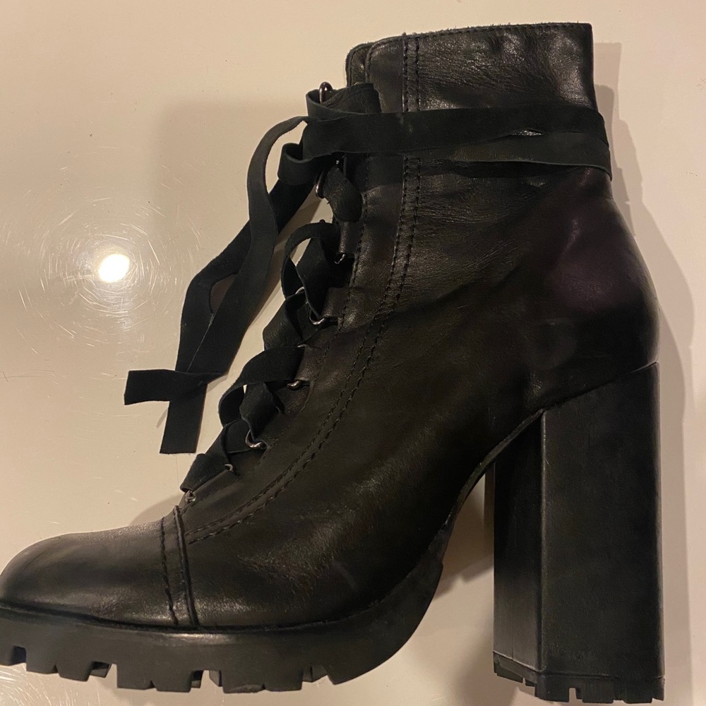 Schutz booties